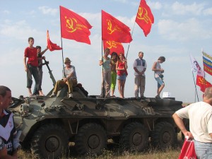 коммуняки захватили в Крыму танк